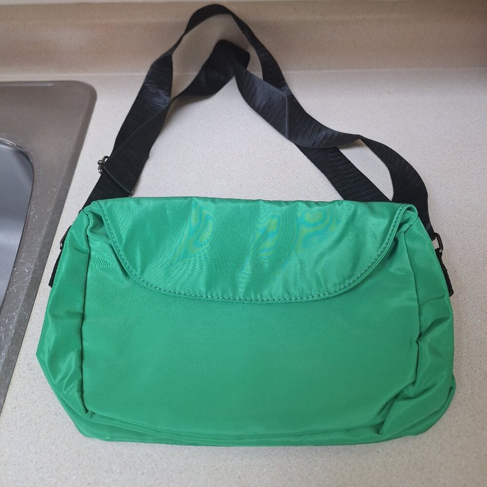 GREEN NYLON CROSS BODY BAG.